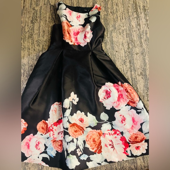 Dresses & Skirts - Liza Luxe Dress size M